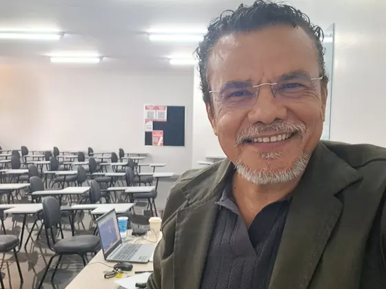 Professor preparando o material em sala antes da chegada da turma