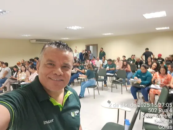 Professor com a turma ao fundo durante uma formação presencial