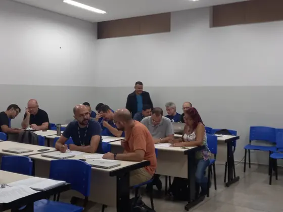 Participantes adultos em atividade prática em sala de aula