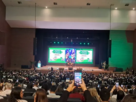 Auditório lotado durante um evento de formação