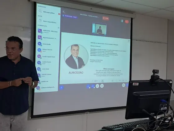 Professor conduzindo uma aula com apresentação projetada