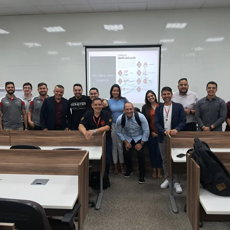 Prof. Auricícero com turma de formação em liderança empresarial