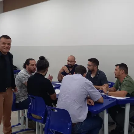 Prof. Auricícero acompanhando trabalho em grupo em sala de aula