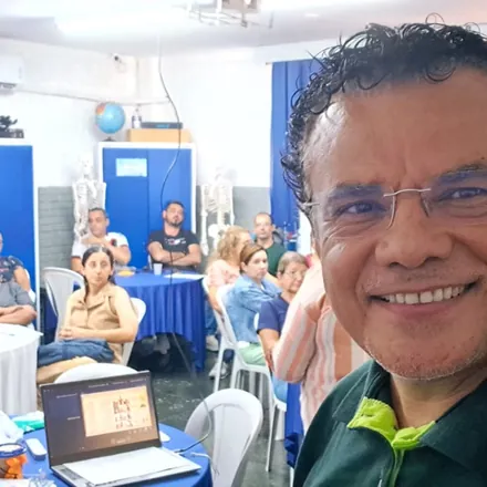 Prof. Auricícero durante formação com turma de profissionais