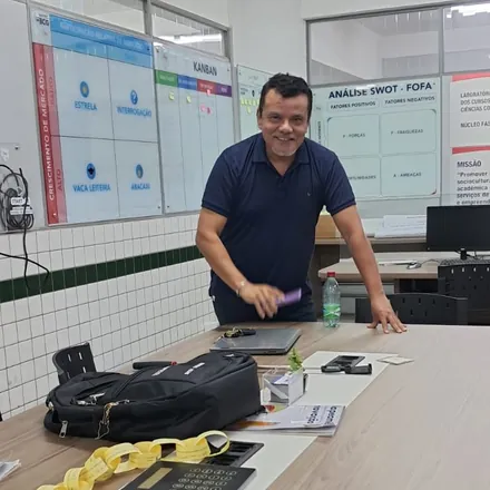 Prof. Auricícero em sala com quadros de análise SWOT e Kanban