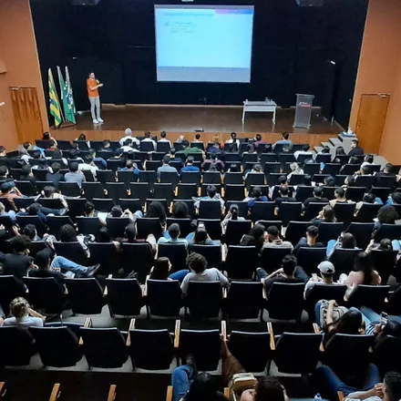 Auditório universitário durante aula do Prof. Auricícero