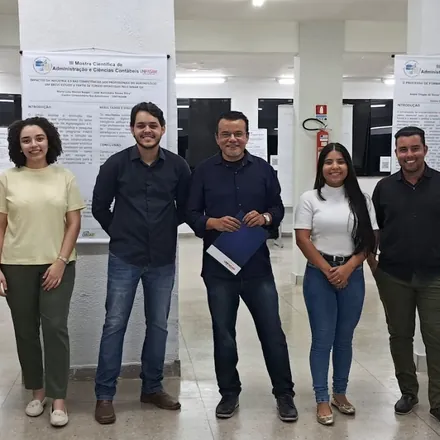 Prof. Auricícero com estudantes em mostra científica